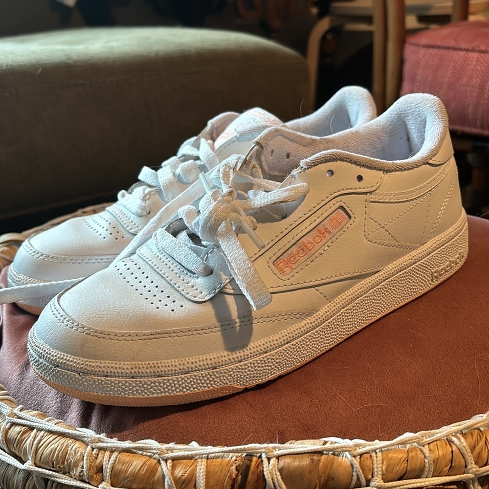 Like new Reebok Classics Size 7.5